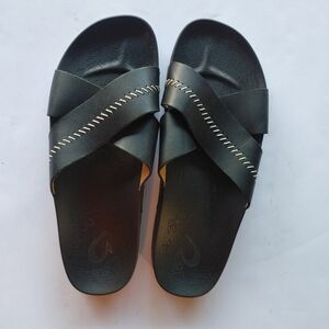 OluKai Kipe'a 'Olu Black Cross-Strap Sandals
